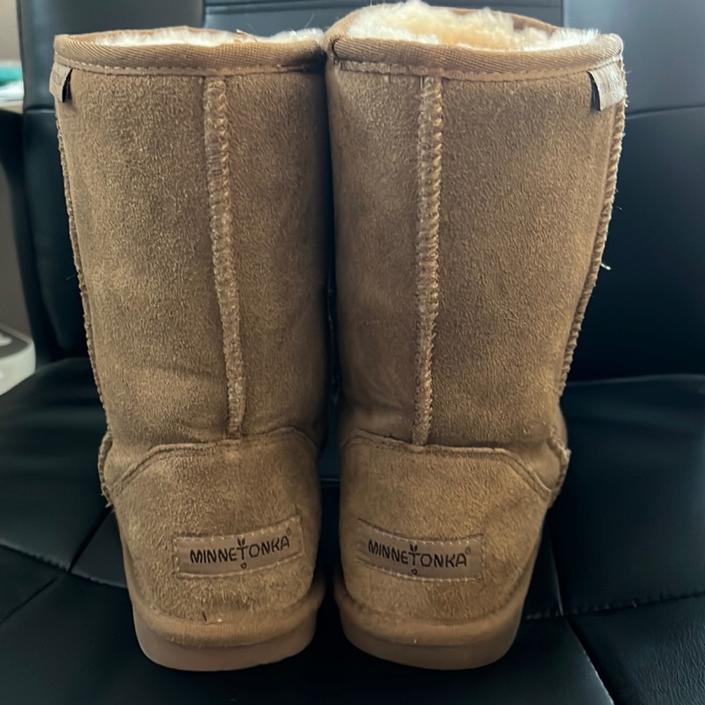 EUC - Minnetonka sheepskin boots size 8 - worn twice